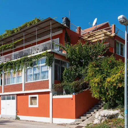 Lucy Apartment *
